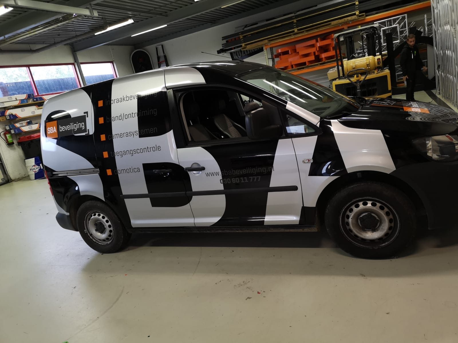 Auto belettering voor diverse bedrijfsauto’s van SBA Beveiligingen