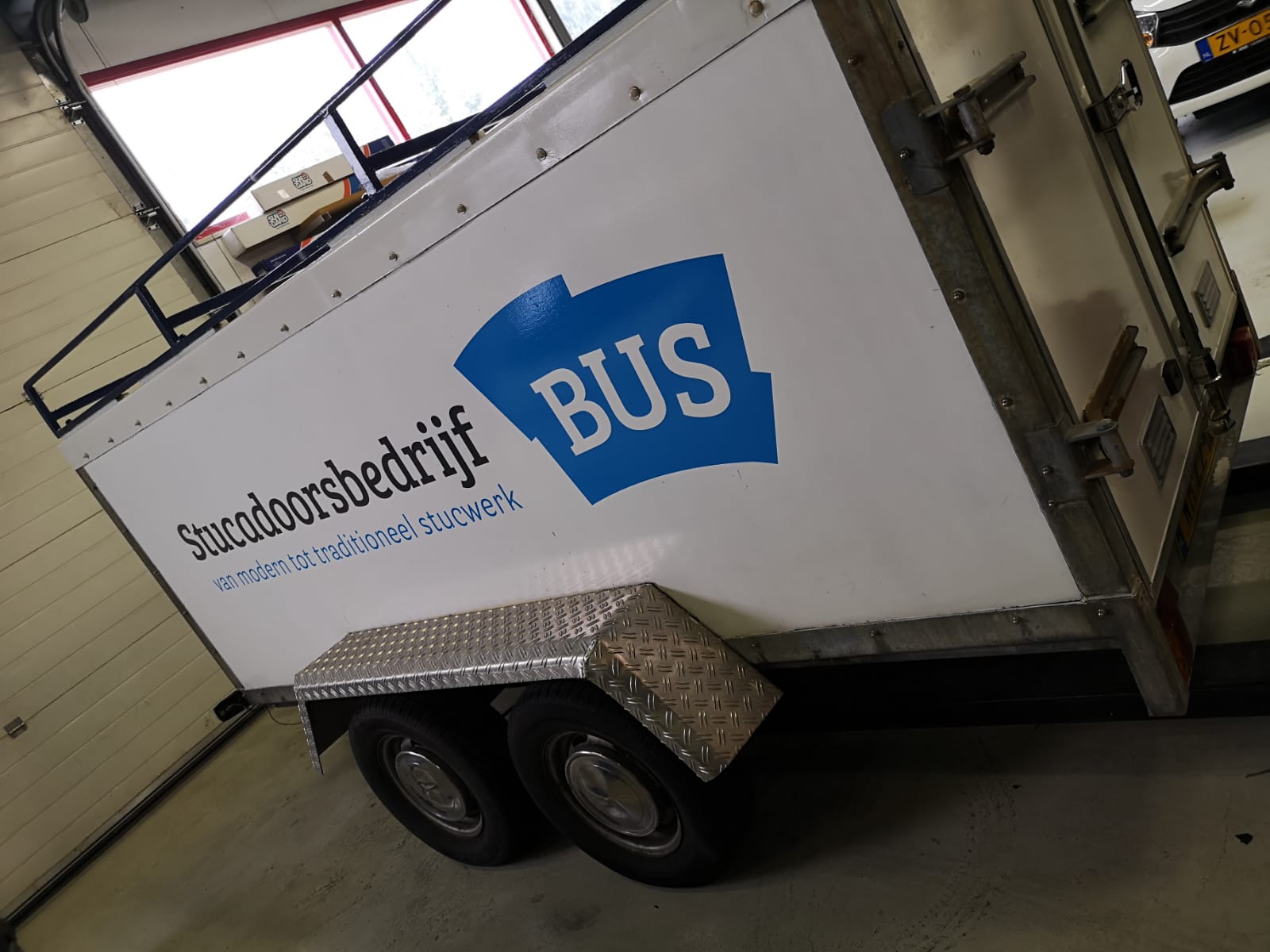 Belettering van een bus + aanhanger