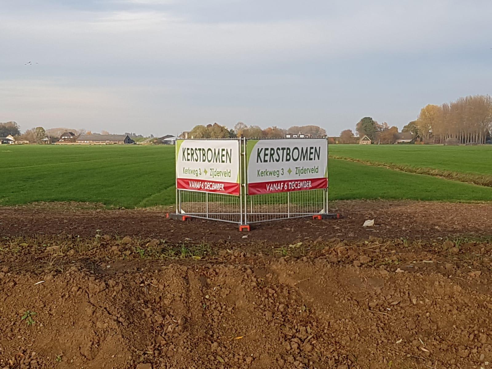 Bouwhek banners kerstbomen